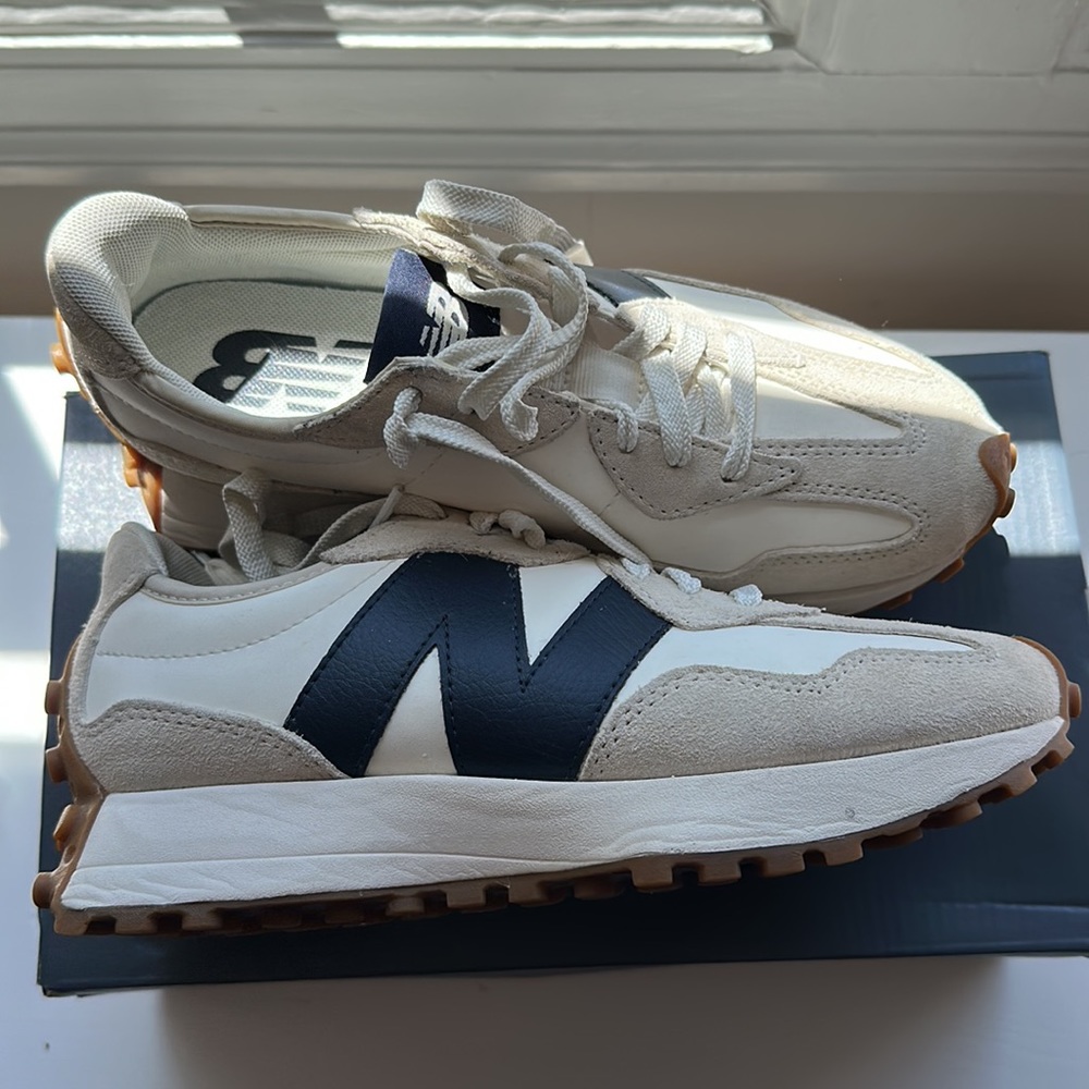Women’s New Balance 327 size W6.5